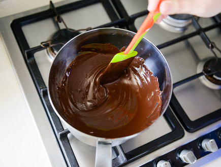 ריבועי שוקולד וחמאת בוטנים ללא אפייה (צילום: ערן לוי, mako אוכל)