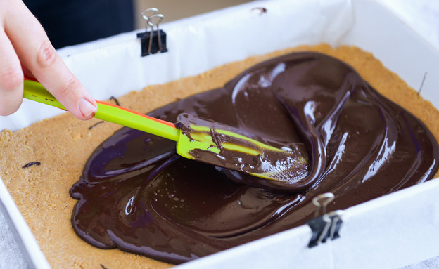 ריבועי שוקולד וחמאת בוטנים ללא אפייה