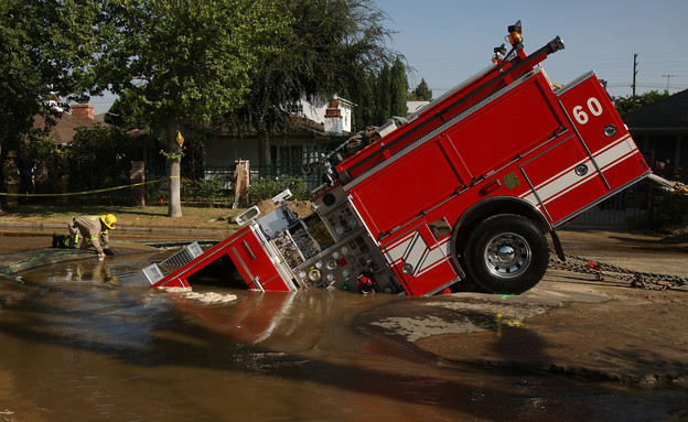 כבאית בתוך בולען בלוס אנג'לס, 2009 (צילום: David McNew, GettyImages IL)