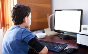 ילד מול המחשב (צילום: Shutterstock/Catalin Petolea)