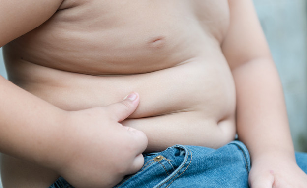 ילד הסובל מהשמנת יתר (צילום: kwanchai.c, Shutterstock)