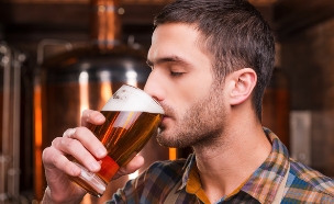 איש שותה בירה (צילום: g-stockstudio, Shutterstock)