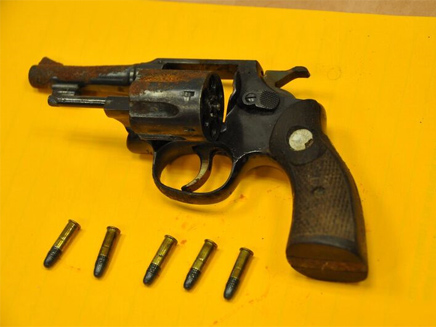 אקדח שרכש אחד החשודים (צילום: דובר המשטרה)
