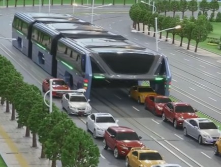 האוטובוס הסיני שנוסע מעל המכוניות (צילום: CCTV)