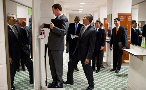 "ששש, אל תגלו לו!" (צילום: Pete Souze, The White House)