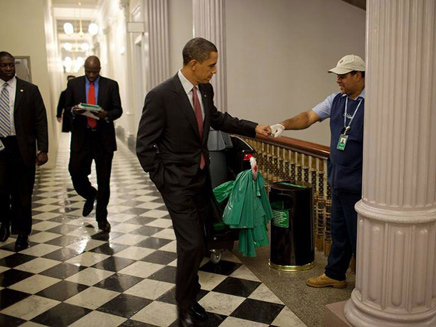 מסתחבק עם צוות התחזוקה (צילום: Pete Souze, The White House)