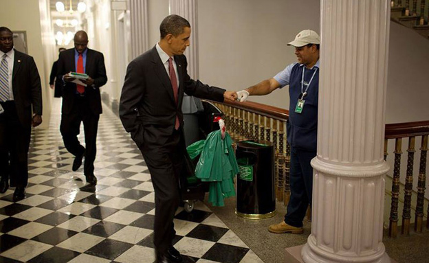 מסתחבק עם צוות התחזוקה (צילום: Pete Souze, The White House)