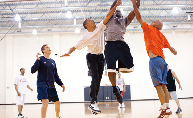 עצירה בלו"ז לטובת משחק כדורסל (צילום: Pete Souze, The White House)