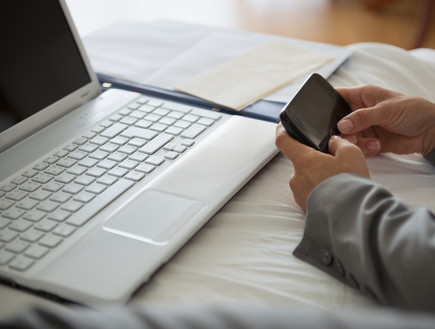 בית לאהבה, הרחיקו מכשירים אלקטרוניים מחדר השינה (צילום: Alliance, Shutterstock)