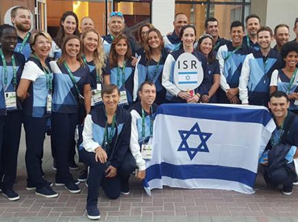 תקרית בדרך לטקס הפתיחה. המשלחת הישראלית (צילום: הפייסבוק של הוועד  (צילום: ספורט 5)