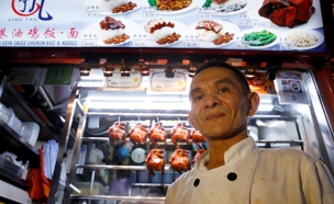צ'אן הון מנג לפני הדוכן שלו בסינגפור (צילום: רויטרס)