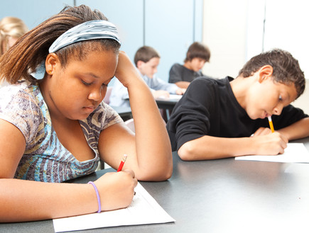 תלמידים פותרים מבחן (צילום: Shutterstock)