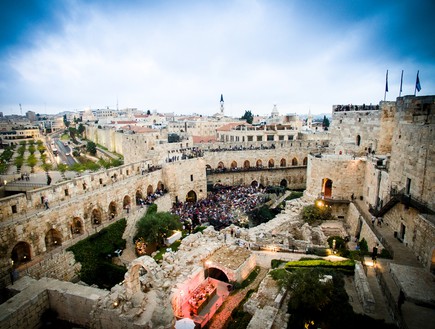 מקודשת 2016, אווירה