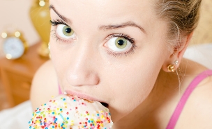 נערה אוכלת דונאט (צילום: Shutterstock, מעריב לנוער)