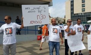 בני משפחות ההרוגות בתאונה מפגינים מול ביהמ"ש (צילום: חדשות 2)