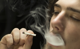 מעשן קנאביס (צילום: william casey, Shutterstock)