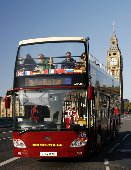 אוטובוס תיירים בלונדון (צילום: Bikeworldtravel, Shutterstock)