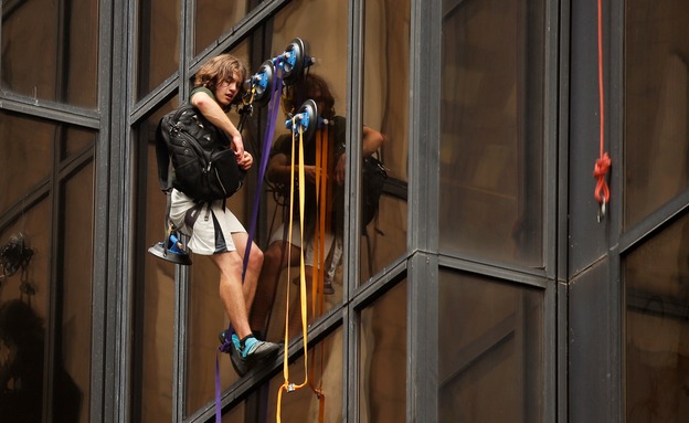 אדם שטיפס על מגדל טראמפ (צילום: רויטרס)