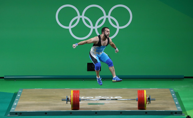 הרים פי שלושה ממשקל גופו ושבר את שיא העולם הרים פי שלושה ממשקל גופו ושבר את שיא העולם