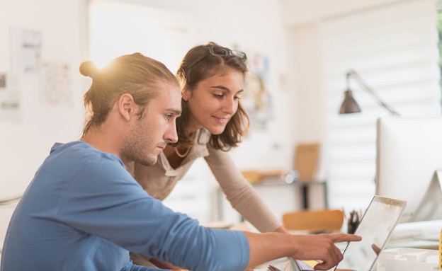 עובדים ביחד ומאוהבים (אילוסטרציה: Shutterstock)