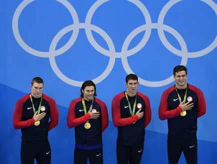 המדליה האחרונה של פלפס (צילום: Richard Heathcote, GettyImages IL)