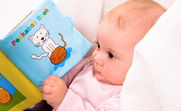 תינוק קורא ספר (צילום: Shutterstock)
