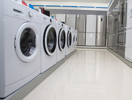 מכונות כביסה ומקררים בחנות מכשירי חשמל (אילוסטרציה: Shutterstock)