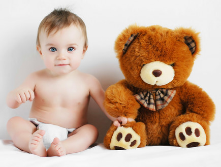 תינוק ודובי (צילום: Shutterstock)