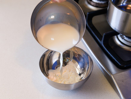 פודינג חלב ומייפל - טורפים קורנפלור וחלב (צילום: ערן לוי, mako אוכל)