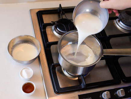 פודינג חלב ומייפל - מחממים את החלב (צילום: ערן לוי, mako אוכל)