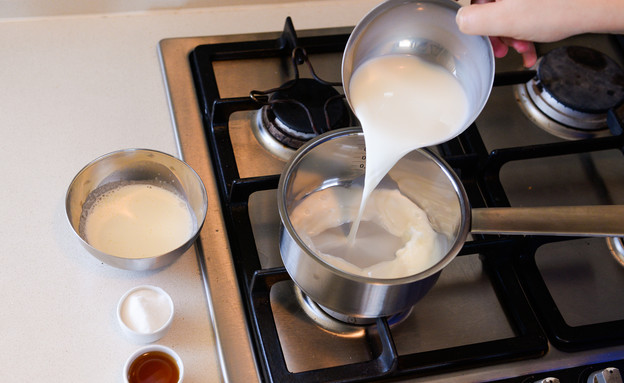 פודינג חלב ומייפל - מחממים את החלב