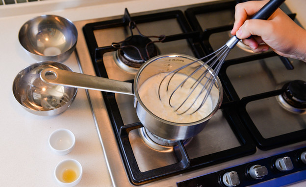 פודינג חלב ומייפל - מוסיפים את תערובת החלב