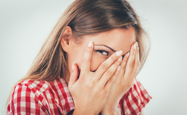 בחורה נבוכה צוחקת (צילום: Shutterstock, מעריב לנוער)