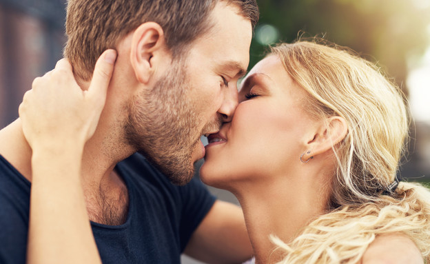 זוג מתנשק (צילום: Shutterstock, מעריב לנוער)