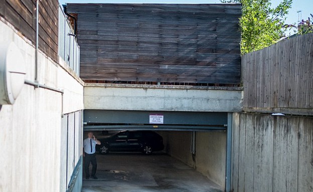 נמחצה בדלתות המוסך