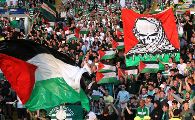 דגלי פלסטין ביציע הסקוטי (צילום: רויטרס)