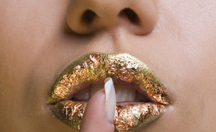 שפתיים עם אודם זהב  (צילום: Shutterstock)