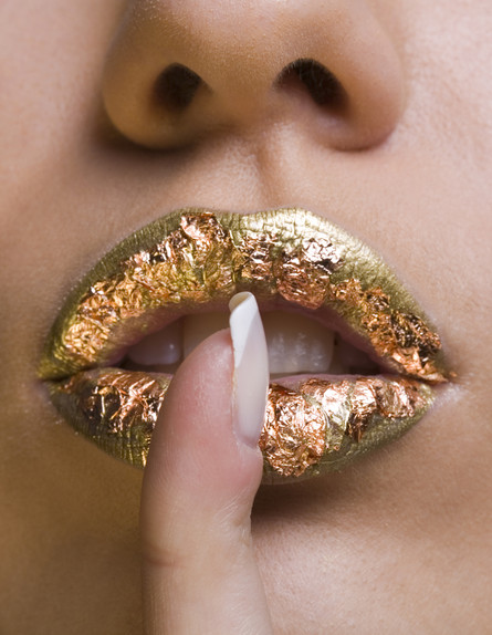 שפתיים עם אודם זהב  (צילום: Shutterstock)