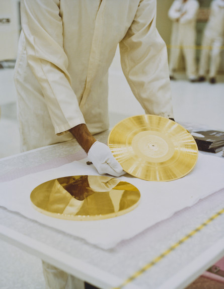 תקליט הזהב שנשלח עם גשושית המחקר וויאג'ר 1  (צילום: אימג'בנק/GettyImages)