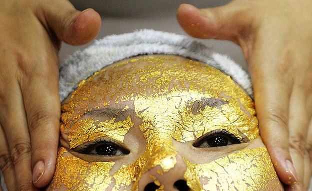 טיפול פנים מזהב (צילום: Junko Kimura, GettyImages IL)