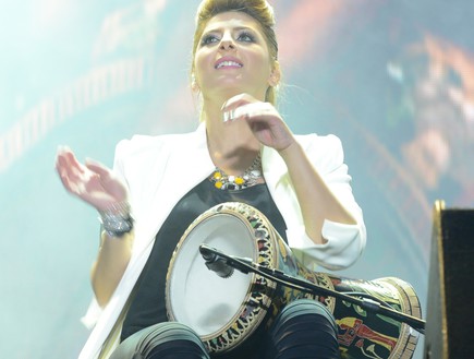 שרית חדד מנגנת, בלומפילד (צילום: שרון רביבו)