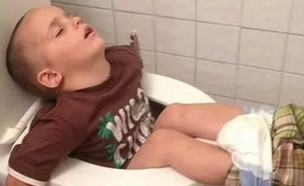 ילד נרדם בשירותים (צילום:  Photo by Flash90)