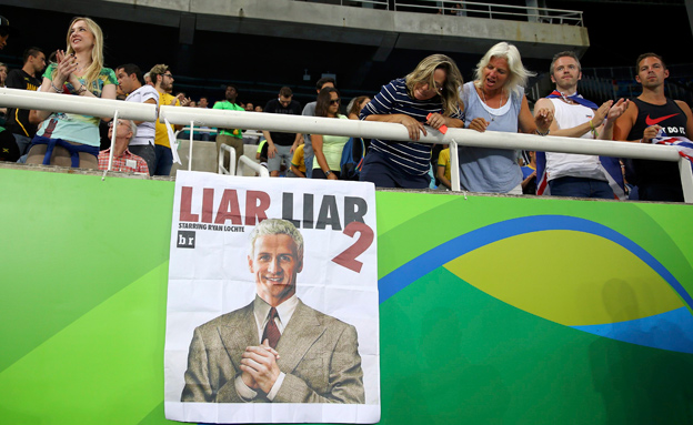 "שקרן שקרן". שלט שנתלה באצטדיון האולימפי (צילום: רויטרס)