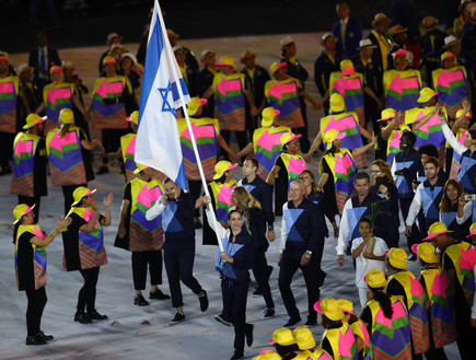 נשא ת דגל ישראל בטקס הפתיחה (צילום: Clive Brunskill, GettyImages IL)