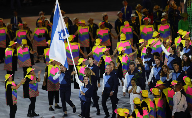 נשא ת דגל ישראל בטקס הפתיחה (צילום: Clive Brunskill, GettyImages IL)