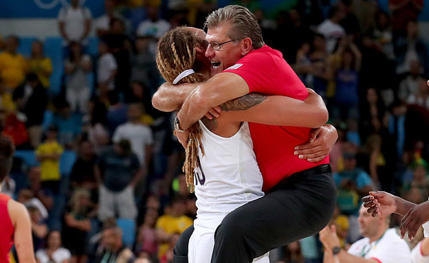 נבחרת ארה"ב חוגגת את הזכייה