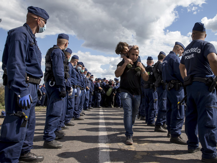 משבר הפליטים: הונגריה נאבקת בהגירה (צילום: רויטרס)