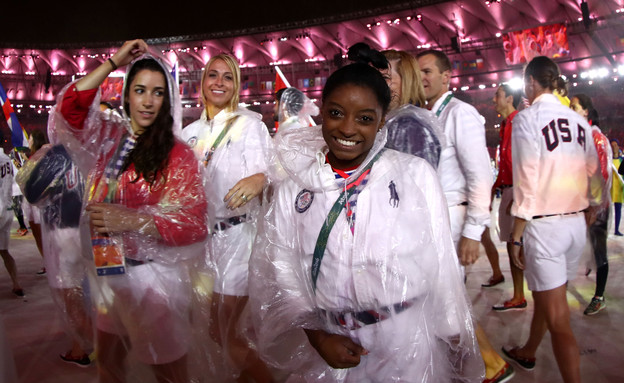 מלכת ריו 2016 - סימון ביילס במצעד האתלטים