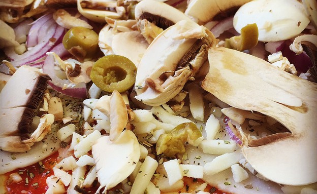 פיצה ביתית של בל קפצן - לפני האפייה