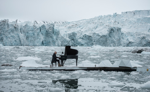 הפסנתרן האיטלקי המפורסם מנגן על גבי קרחון נמס בקוט (צילום: גרינפיס)